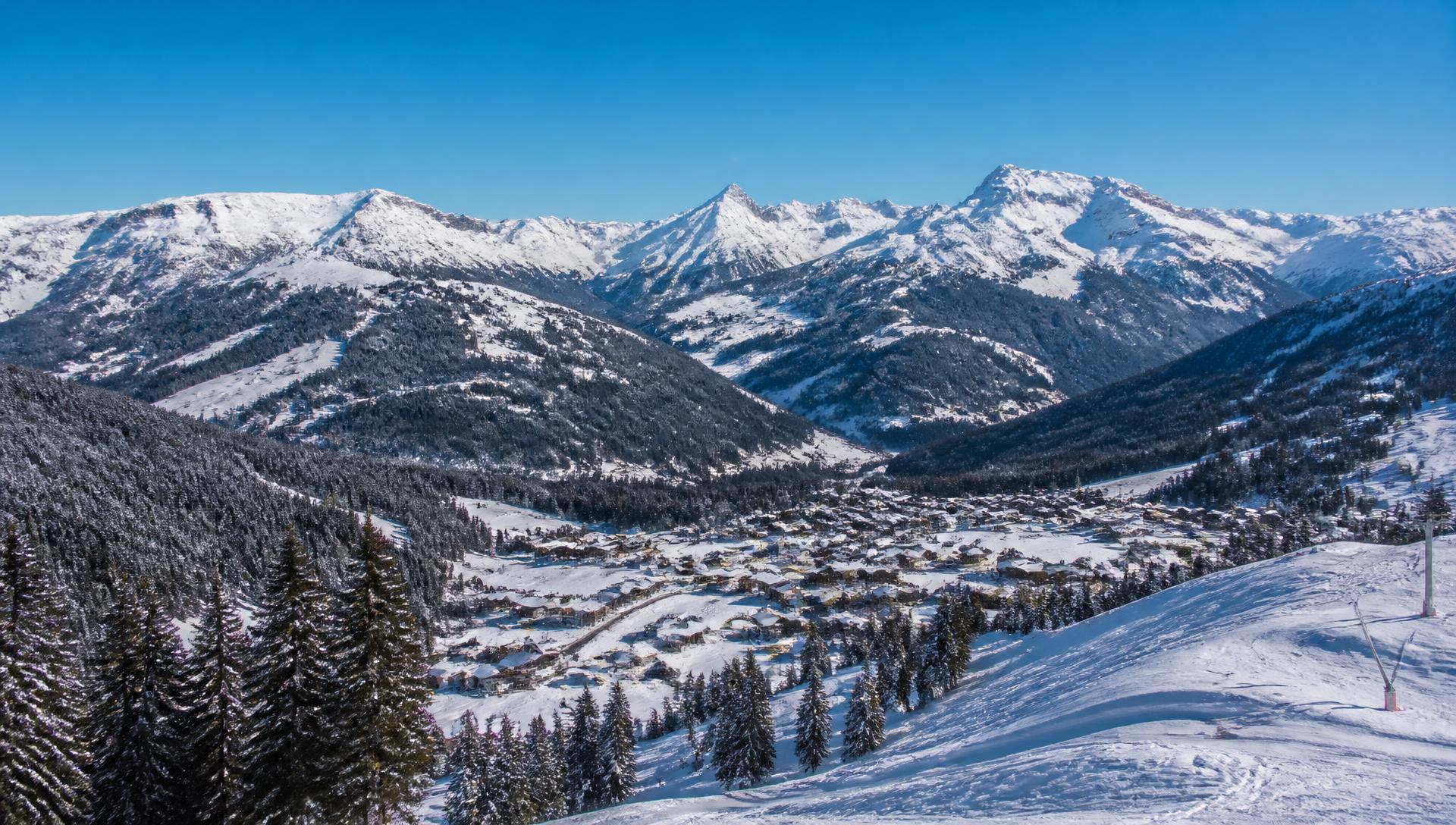 Winter panorama of the Portes du Soleil ski area above Châtel